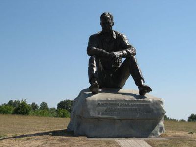 Памятник В.М. Шукшину на родине, в деревне Сростка