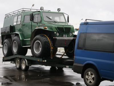 Грузим готовый к отправке на Чукотку вездеход и...